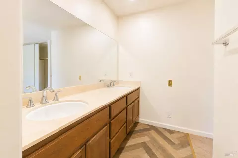 Bath - 101 Stonewood Ct, Vallejo, CA 94591 photo 1 of 6