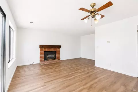 Living - 101 Stonewood Ct, Vallejo, CA 94591 photo 2 of 5