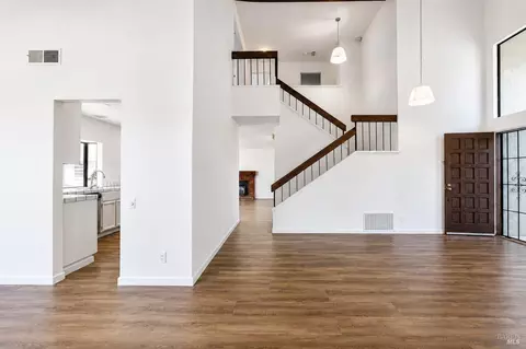 Living - 101 Stonewood Ct, Vallejo, CA 94591 photo 4 of 5