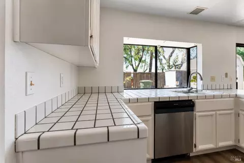 Kitchen - 101 Stonewood Ct, Vallejo, CA 94591 photo 3 of 4