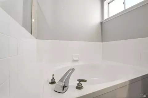 Bath - 413 Rolling Oak Dr, Vacaville, CA 95688 photo 8 of 10