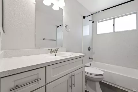 Bath - 413 Rolling Oak Dr, Vacaville, CA 95688 photo 3 of 10