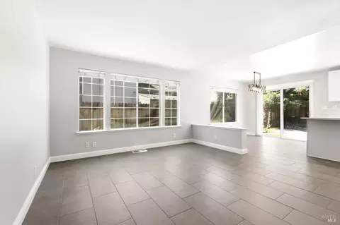 Living - 413 Rolling Oak Dr, Vacaville, CA 95688 photo 7 of 9