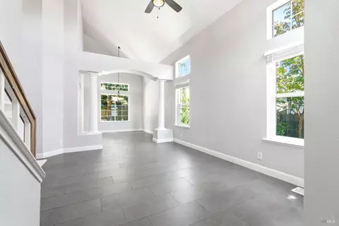 Living - 413 Rolling Oak Dr, Vacaville, CA 95688 photo 2 of 9