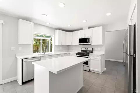 Kitchen - 413 Rolling Oak Dr, Vacaville, CA 95688 photo 3 of 4