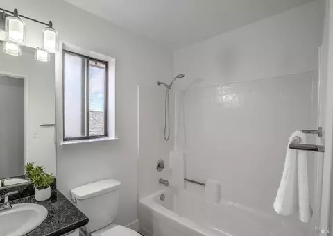 Bath - 117 Seafarer Ct, Vallejo, CA 94591 photo 2 of 5