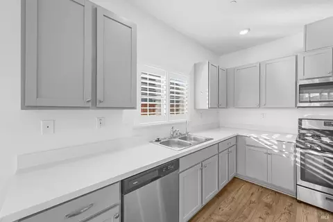 Kitchen - 655 Honey Bee Rd, Dixon, CA 95620 photo 4 of 6