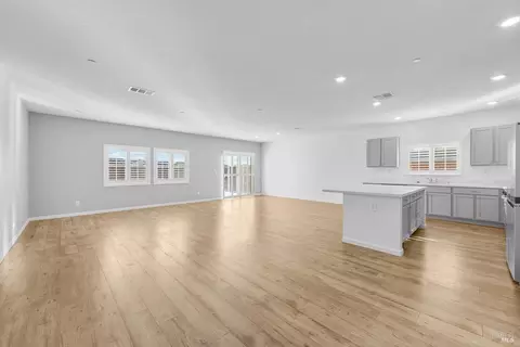 Living - 655 Honey Bee Rd, Dixon, CA 95620 photo 3 of 4