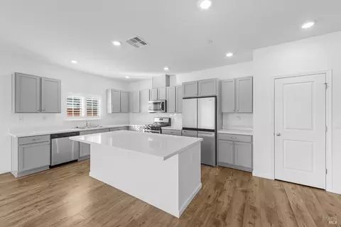 Kitchen - 655 Honey Bee Rd, Dixon, CA 95620 photo 3 of 6