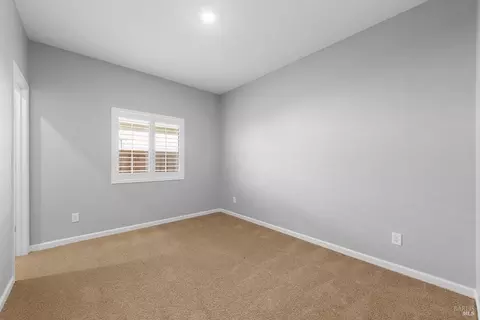Bedroom - 655 Honey Bee Rd, Dixon, CA 95620 photo 3 of 5