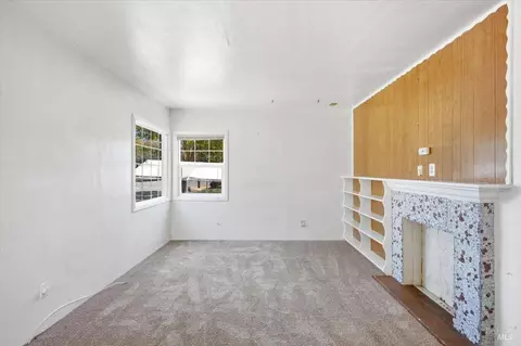 Living - 621 Bonita Ct, Vallejo, CA 94591 photo 3 of 6