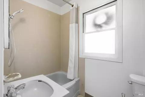 Bath - 621 Bonita Ct, Vallejo, CA 94591 photo 1 of 1