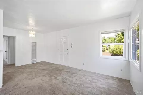 Living - 621 Bonita Ct, Vallejo, CA 94591 photo 5 of 6