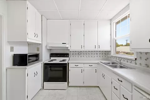 Kitchen - 621 Bonita Ct, Vallejo, CA 94591 photo 2 of 3