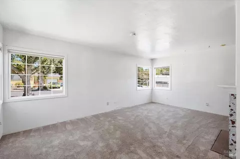 Living - 621 Bonita Ct, Vallejo, CA 94591 photo 2 of 6