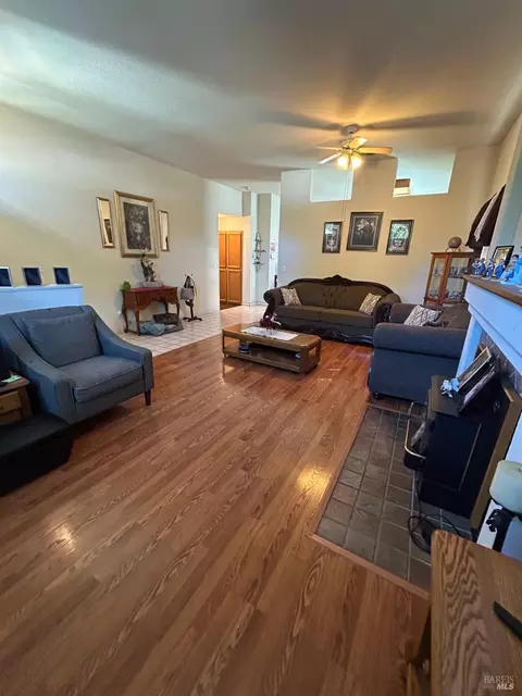 Living - 1915 Dorris Ct, Dixon, CA 95620 photo 2 of 2