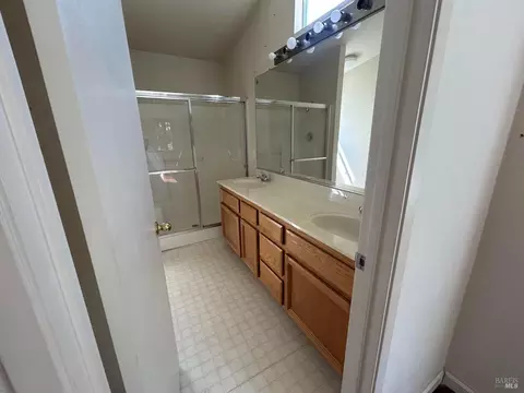 Bath - 1915 Dorris Ct, Dixon, CA 95620 photo 2 of 3