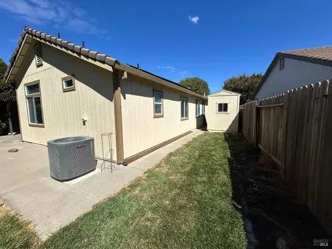 Exterior - 1915 Dorris Ct, Dixon, CA 95620 photo 3 of 5