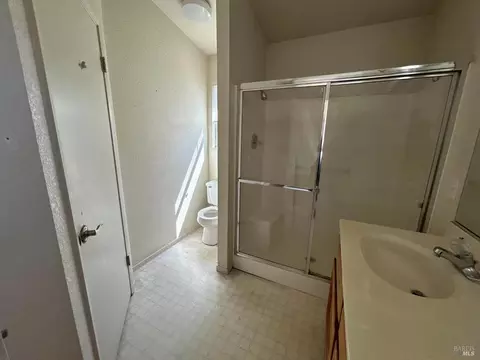 Bath - 1915 Dorris Ct, Dixon, CA 95620 photo 3 of 3