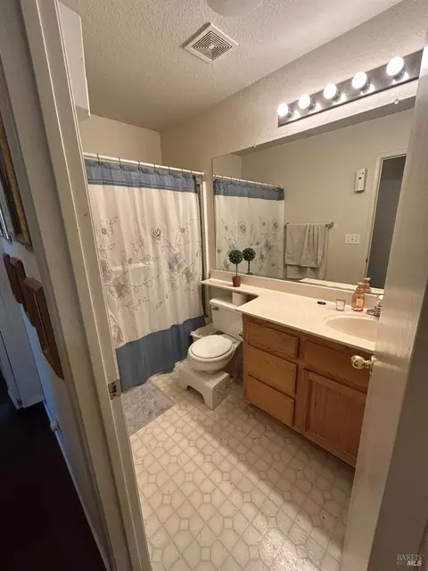 Bath - 1915 Dorris Ct, Dixon, CA 95620 photo 1 of 2