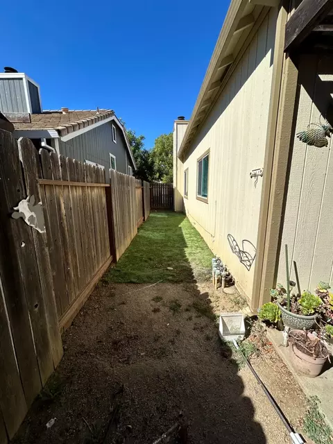 Exterior - 1915 Dorris Ct, Dixon, CA 95620 photo 3 of 4
