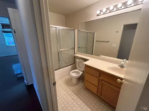 Bath - 1915 Dorris Ct, Dixon, CA 95620 photo 1 of 3