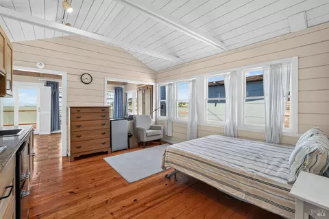 Bedroom - 34 Sandy Beach Rd, Vallejo, CA 94590 photo 6 of 8