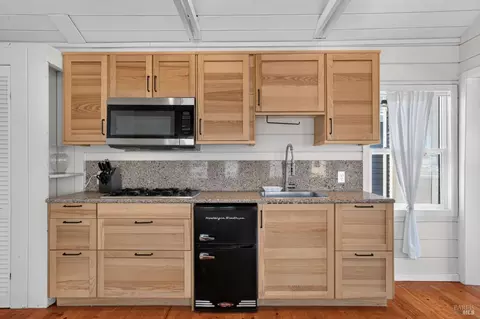 Kitchen - 34 Sandy Beach Rd, Vallejo, CA 94590 photo 6 of 7