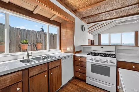 Kitchen - 34 Sandy Beach Rd, Vallejo, CA 94590 photo 4 of 7