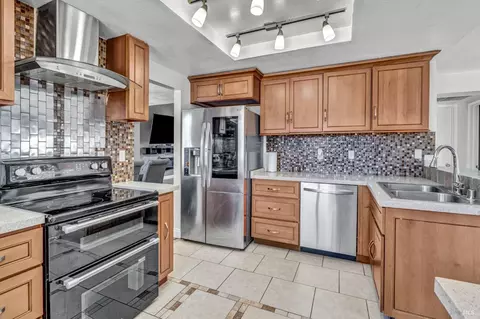 Kitchen - 111 Gina Ct, Vallejo, CA 94589 photo 5 of 6