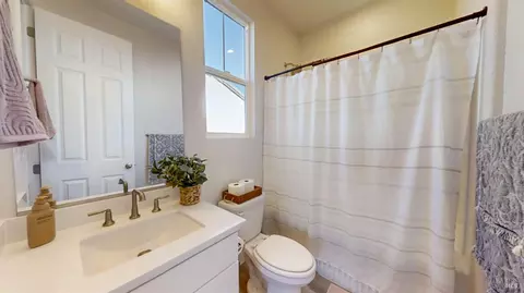 Bath - 425 Vanderbilt Dr, Dixon, CA 95620 photo 6 of 6