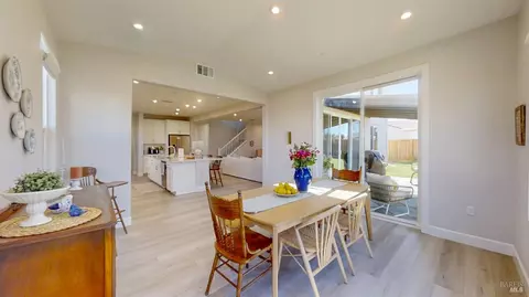 Dining - 425 Vanderbilt Dr, Dixon, CA 95620 photo 2 of 2