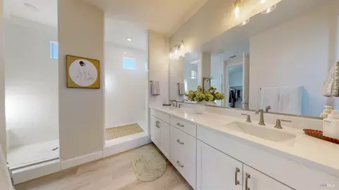 Bath - 425 Vanderbilt Dr, Dixon, CA 95620 photo 1 of 6