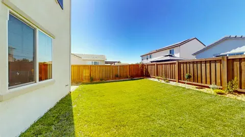 Exterior - 425 Vanderbilt Dr, Dixon, CA 95620 photo 9 of 12