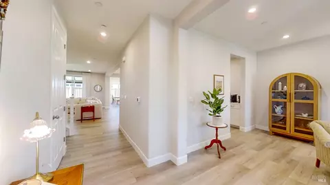 Entry Way - 425 Vanderbilt Dr, Dixon, CA 95620 photo 2 of 8