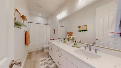 Bath - 425 Vanderbilt Dr, Dixon, CA 95620 photo 7 of 7
