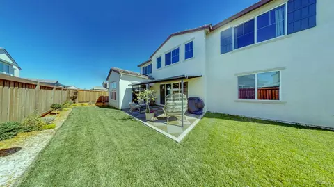 Exterior - 425 Vanderbilt Dr, Dixon, CA 95620 photo 5 of 12