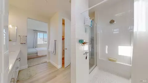 Bath - 425 Vanderbilt Dr, Dixon, CA 95620 photo 2 of 6