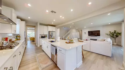 Kitchen - 425 Vanderbilt Dr, Dixon, CA 95620 photo 3 of 6