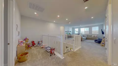 Entry Way - 425 Vanderbilt Dr, Dixon, CA 95620 photo 5 of 8