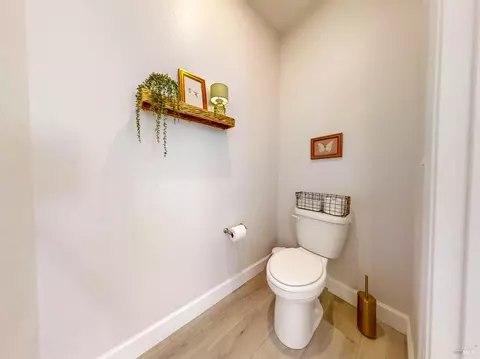 Bath - 425 Vanderbilt Dr, Dixon, CA 95620 photo 3 of 6