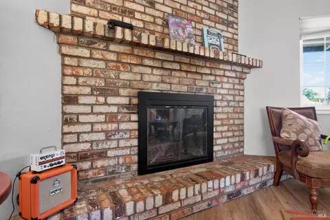 Living - 514 W 4th St, Cloverdale, CA 95425 photo 2 of 3