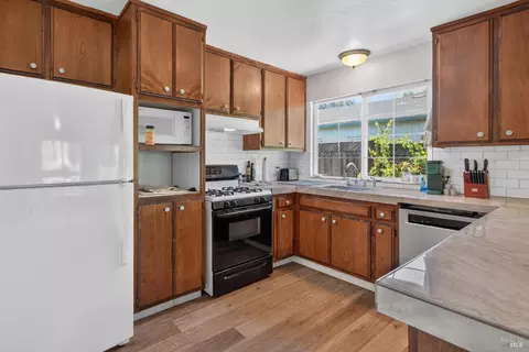 Kitchen - 514 W 4th St, Cloverdale, CA 95425 photo 2 of 5