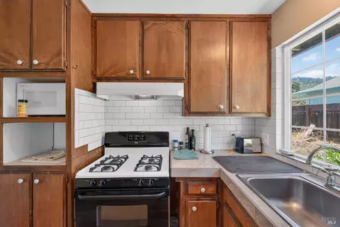 Kitchen - 514 W 4th St, Cloverdale, CA 95425 photo 4 of 5