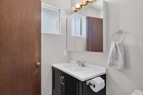 Bath - 514 W 4th St, Cloverdale, CA 95425 photo 3 of 4