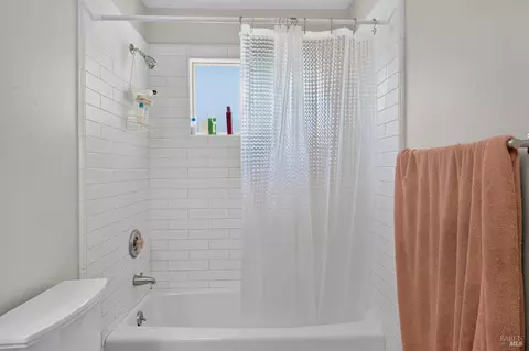 Bath - 514 W 4th St, Cloverdale, CA 95425 photo 2 of 4