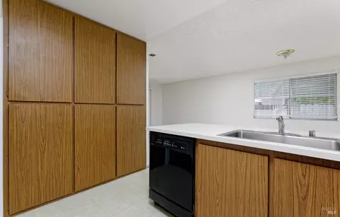 Kitchen - 1013 Flicker Ln, Fairfield, CA 94533 photo 3 of 4