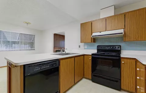 Kitchen - 1013 Flicker Ln, Fairfield, CA 94533 photo 4 of 4