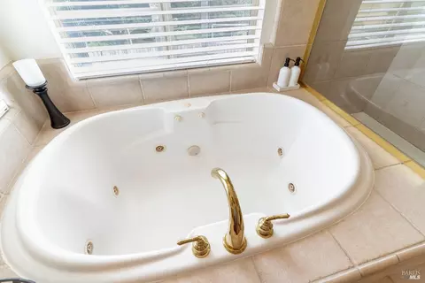 Bath - 6020 Claret Ct, Vallejo, CA 94591 photo 5 of 6