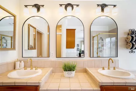 Bath - 6020 Claret Ct, Vallejo, CA 94591 photo 2 of 6